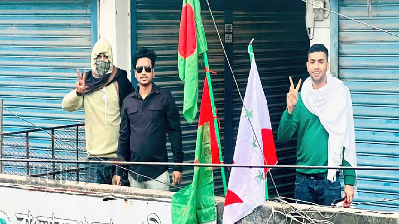 দেড় বছর পর মুকসুদপুরে আওয়ামী লীগ কার্যালয়ে জাতীয় ও দলীয় পতাকা উত্তোলন