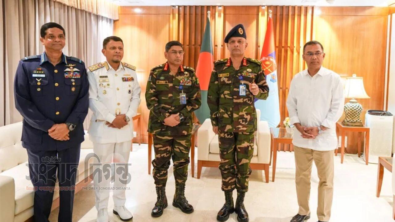 প্রধানমন্ত্রী প্রথমবার সশস্ত্র বাহিনী বিভাগে অফিসে উপস্থিত 