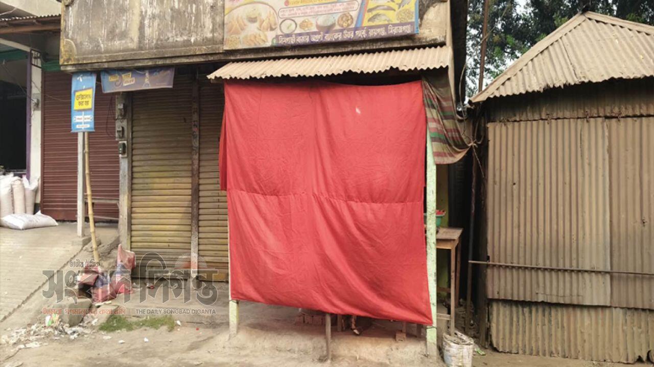 সিরাজগঞ্জে হোটেলগুলোতে ঝুলছে বাহারি রঙের পর্দা 
