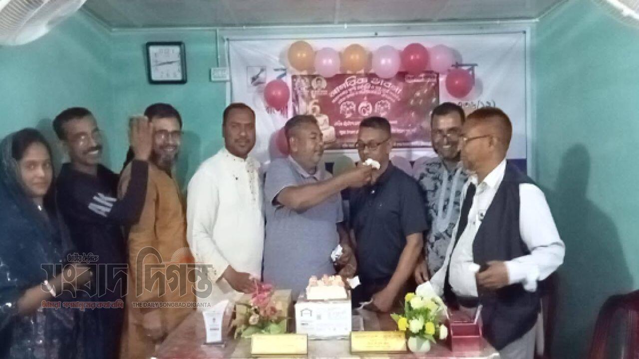 কেক কেটে জাতীয় দৈনিক নাগরিক ভাবনা ৬তম প্রতিষ্ঠা বার্ষিকী পালিত