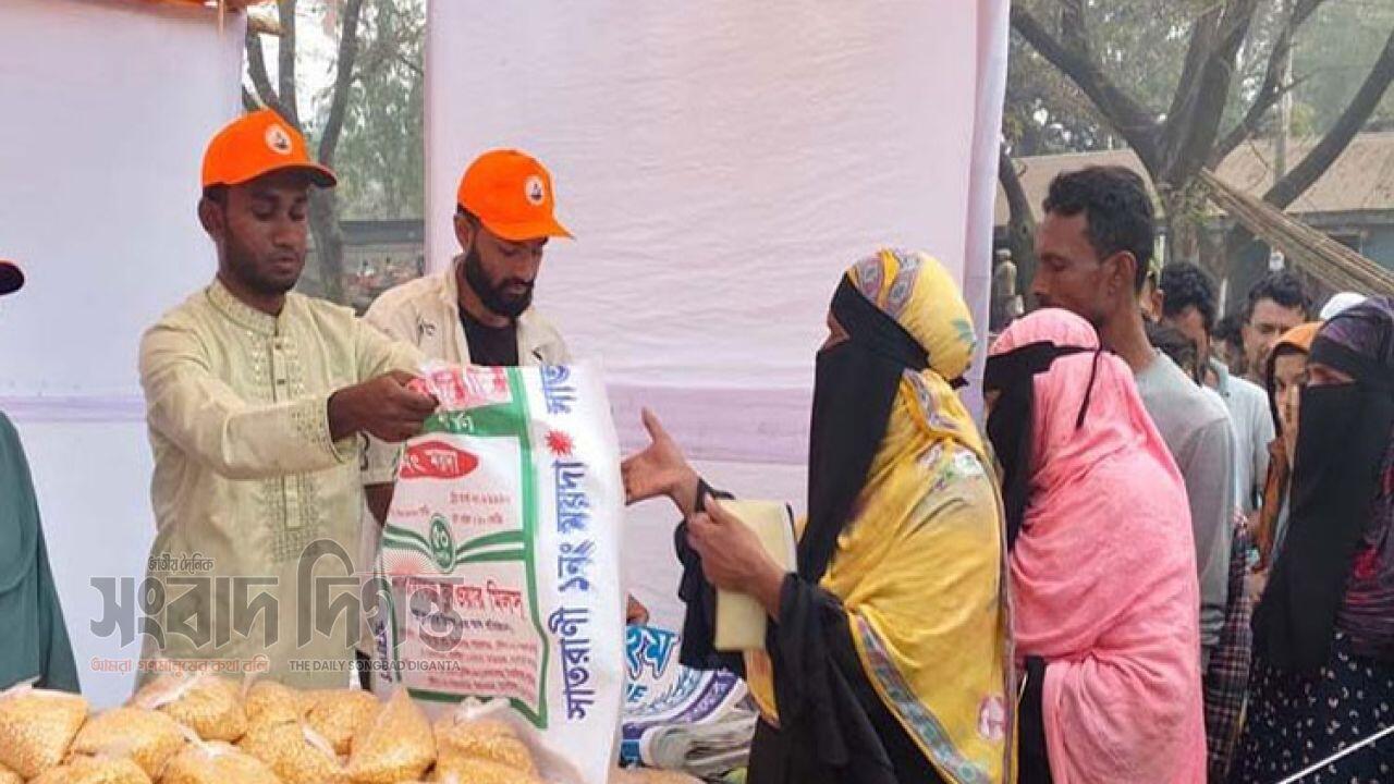 স্বল্পমূল্যে ইফতার সামগ্রী, টঙ্গীবাড়ীতে ১০ টাকার ইফতার বাজার 