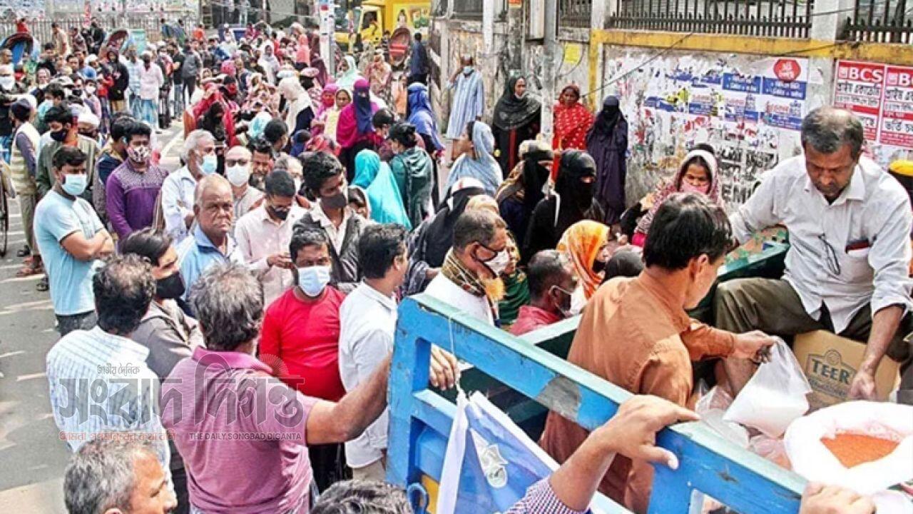 কম দামে টিসিবির পণ্য, ট্রাকসেলে ক্রেতাদের ভিড় 