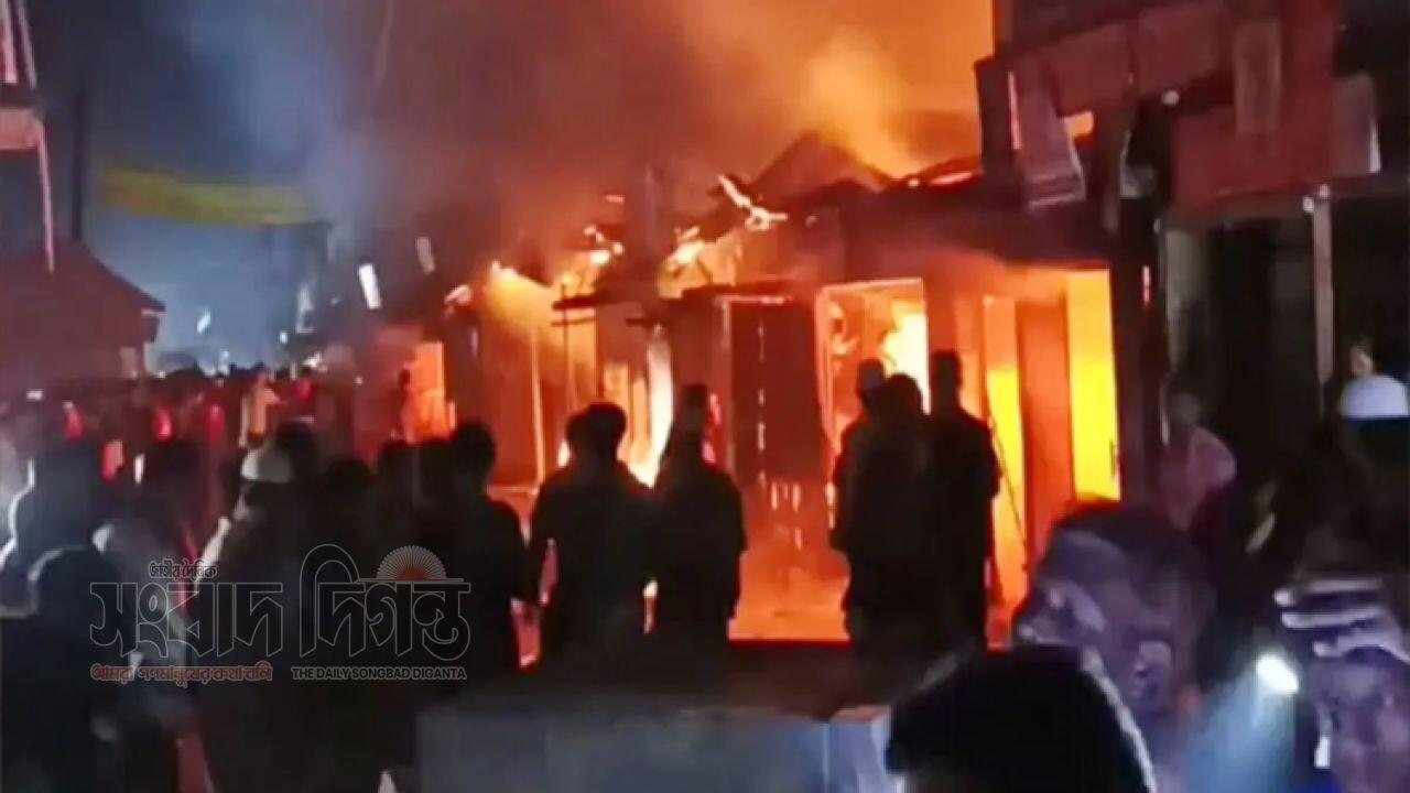 লক্ষ্মীপুরে আগুনে ৯ দোকান পুড়ে ক্ষতি ৭৫ লাখ টাকা 