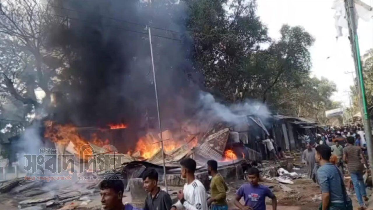 লক্ষ্মীপুরে ভয়াবহ অগ্নিকাণ্ড, ৯ দোকান ব্যাপক ক্ষতি