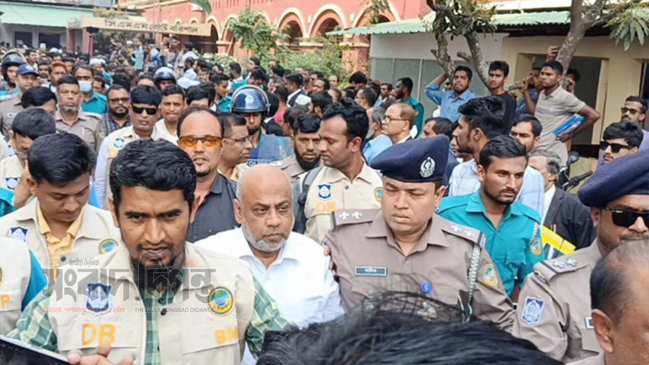 বিচারিক কার্যক্রমে বাধা বরিশালের আইনজীবী সমিতির সভাপতি আটক