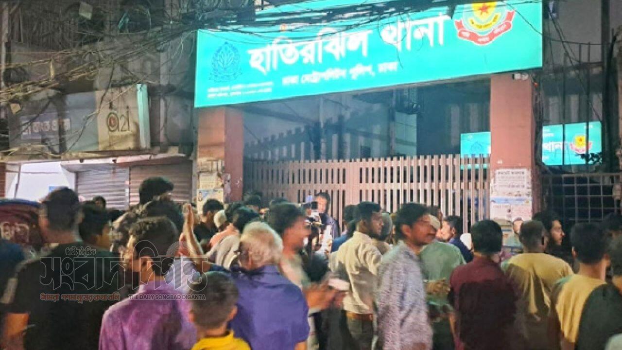হাতিরঝিলে নির্মাণাধীন ভবনে শিশুর লাশ, থানার সামনে বিক্ষোভ