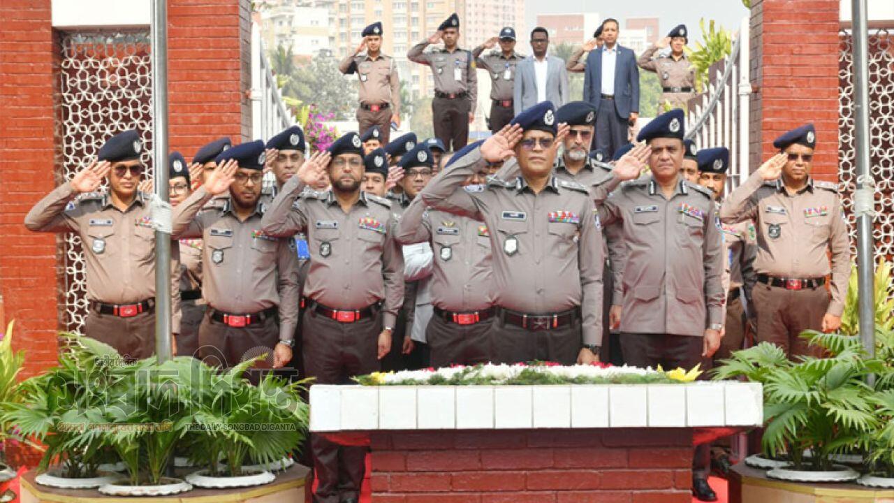 নবনিযুক্ত আইজিপি রাজারবাগ স্মৃতিসৌধে জানালেন শ্রদ্ধা