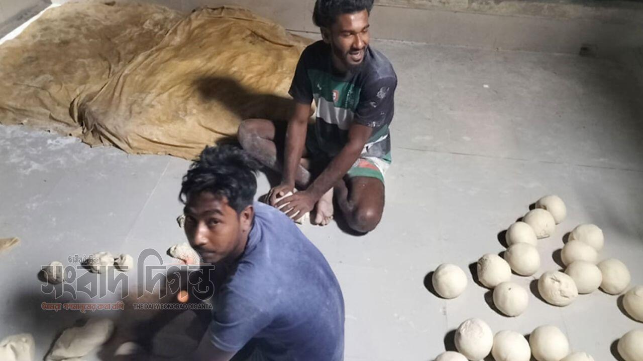 খামির পায়ে মাড়ানো, সংরক্ষণ টয়লেটের পাশে—কারখানায় তোলপাড়