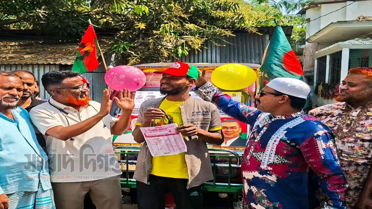 কথা রাখলেন এমপি মান্নান: অসহায় যুবক দুলাল পেলেন অটোরিকশা উপহার