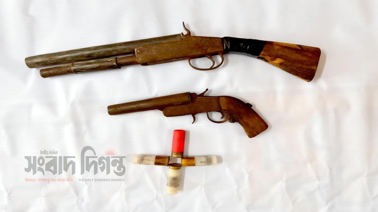 রাউজানে পুলিশের অভিযানে বাথরুমের সিলিংয়ে মিলল এলজি - কার্তুজ 