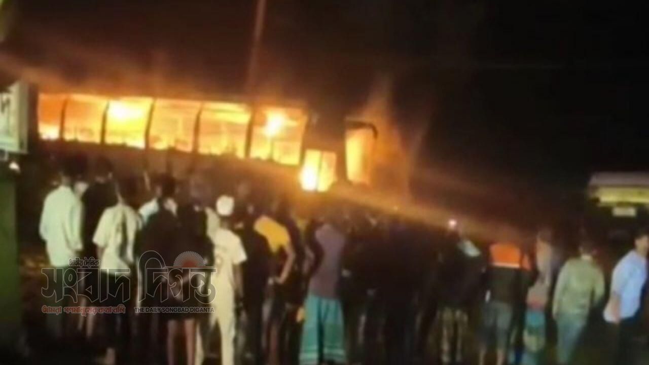 চাঁদপুর বাসস্ট্যান্ডে দাঁড়িয়ে থাকা তিনটি বাসে অগ্নিকাণ্ড 