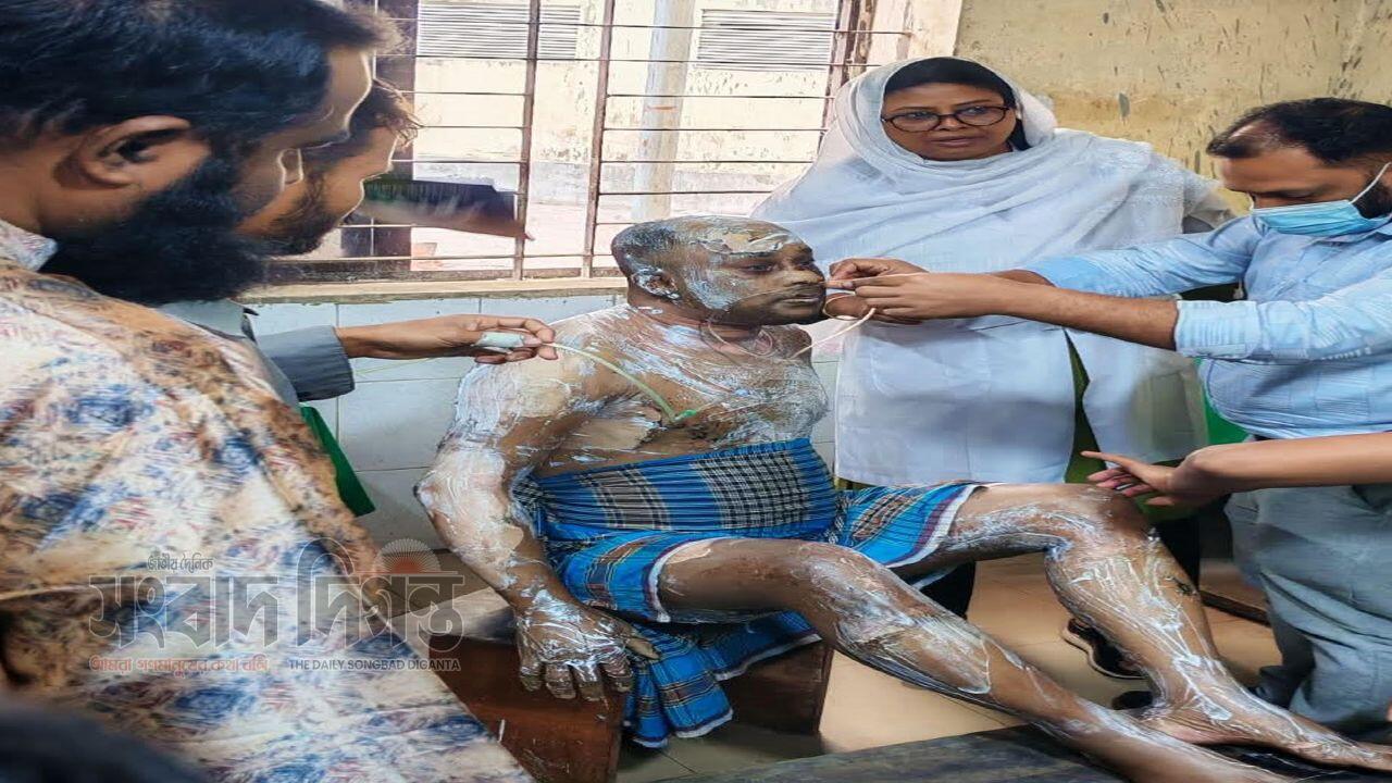 নেত্রকোণায় দোকানে এসি বিস্ফোরণের আগুনে ব্যবসায়ী দগ্ধ
