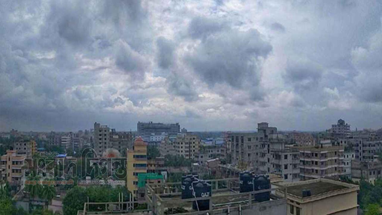 মেঘের আড়ালে ঢাকা গরম থেকে মিলতে পারে স্বস্তি 