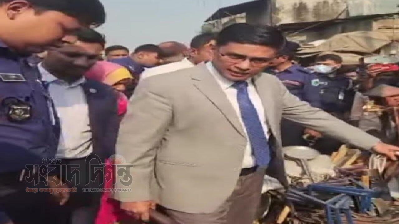 বগুড়ায় জেলা প্রশাসক ও পুলিশ সুপারের যৌথ অভিযান ইফতার বাজারে মনিটরিং