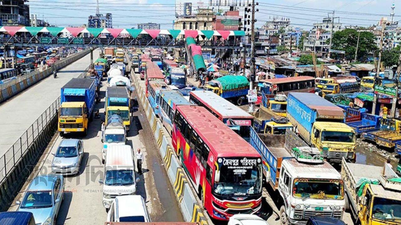 ঢাকা-চট্টগ্রাম মহাসড়কে তীব্র যানজট ভোগান্তিতে যাত্রীরা 