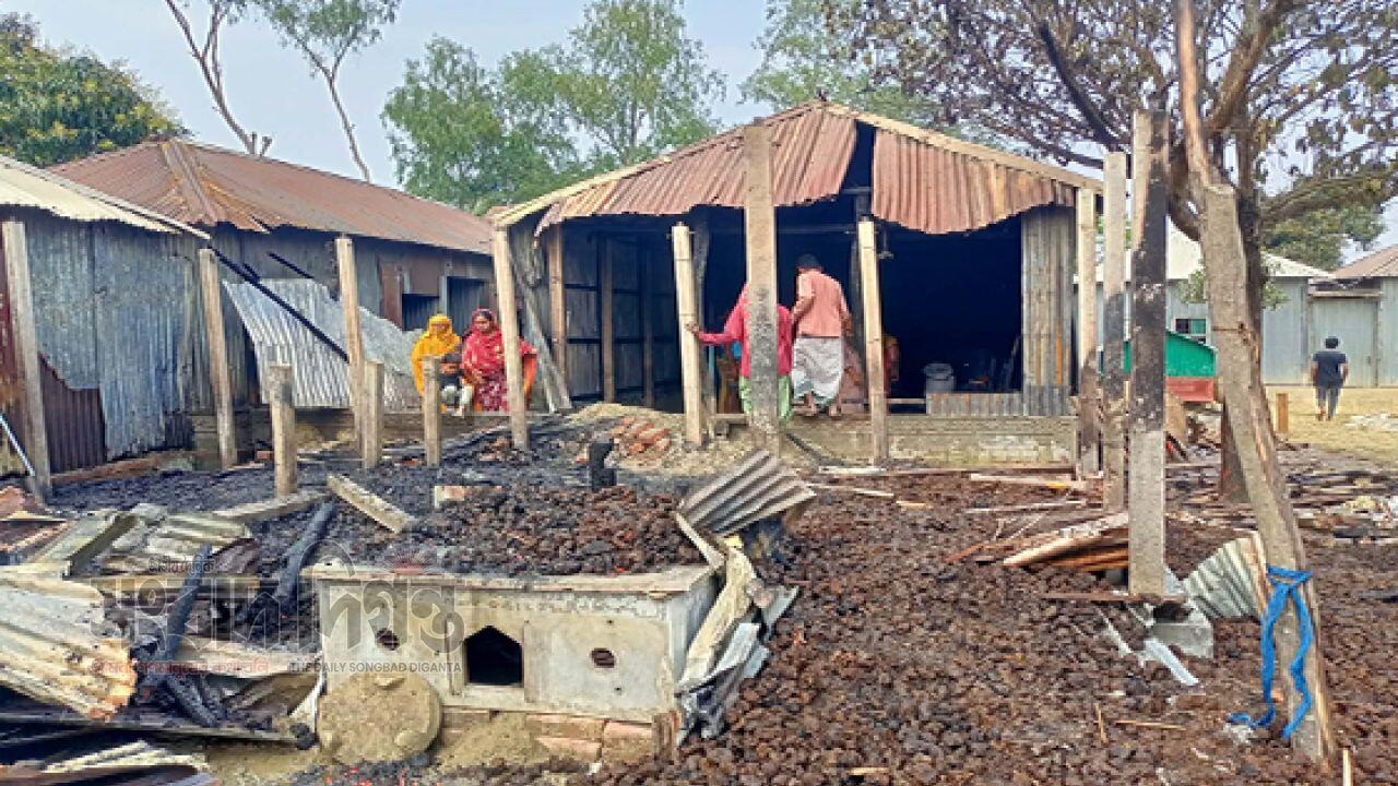 রায়গঞ্জ বসতবাড়ী আগুনে ভস্মীভূত 