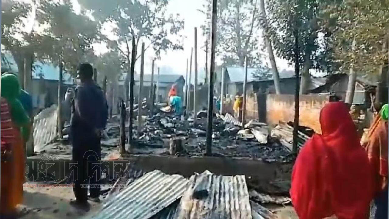 যশোরে ছেলের আগুনে বাবার ঘর পুড়ে ছাই 