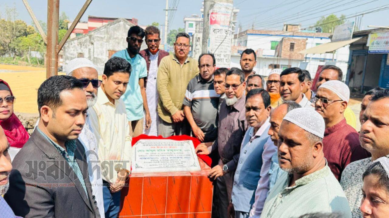 বগুড়ার ৩ আসনের মাননীয় সংসদ সদস্য আব্দুল মুহিত তালুকদার রাস্তার কাজের ভিত্তি স্থাপনে শুভ উদ্বোধন করেন