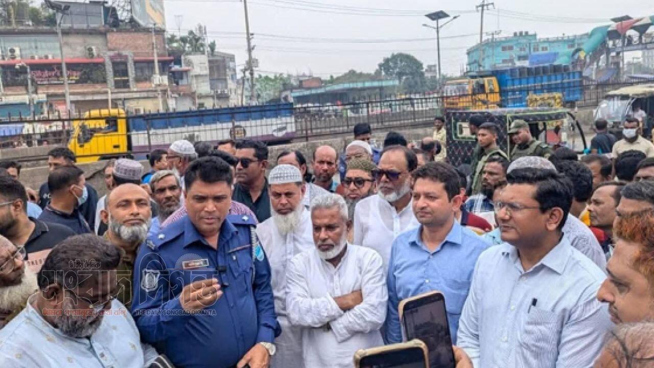 ঈদকে সামনে রেখে মোগরাপাড়ায় অবৈধ দখল উচ্ছেদে ২৪ ঘণ্টার নির্দেশ এমপি মান্নানের