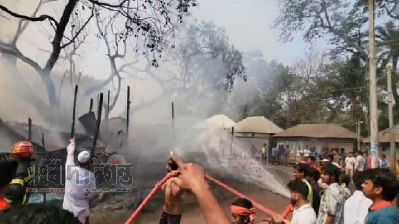 মানিকগঞ্জের হরিরামপুরে আন্ধারমানিক বাজারে ভয়াবহ অগ্নিকাণ্ড, পুড়ে ছাই ১১ দোকান