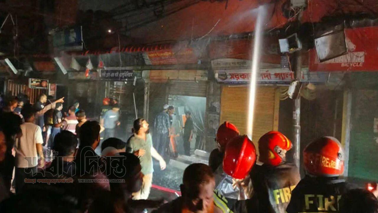 টঙ্গী বাজারে ভয়াবহ অগ্নিকাণ্ড পুড়ল বহু দোকান
