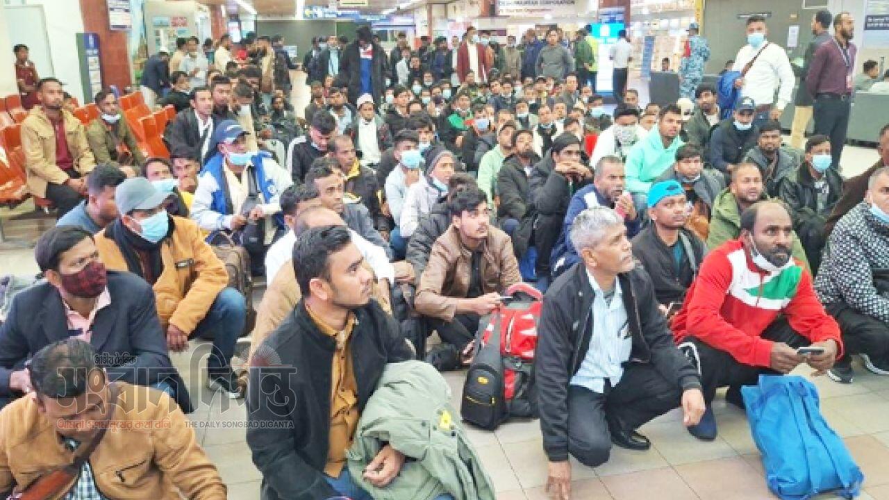 লিবিয়া থেকে দেশে ফিরলেন ১৬৫ বাংলাদেশি