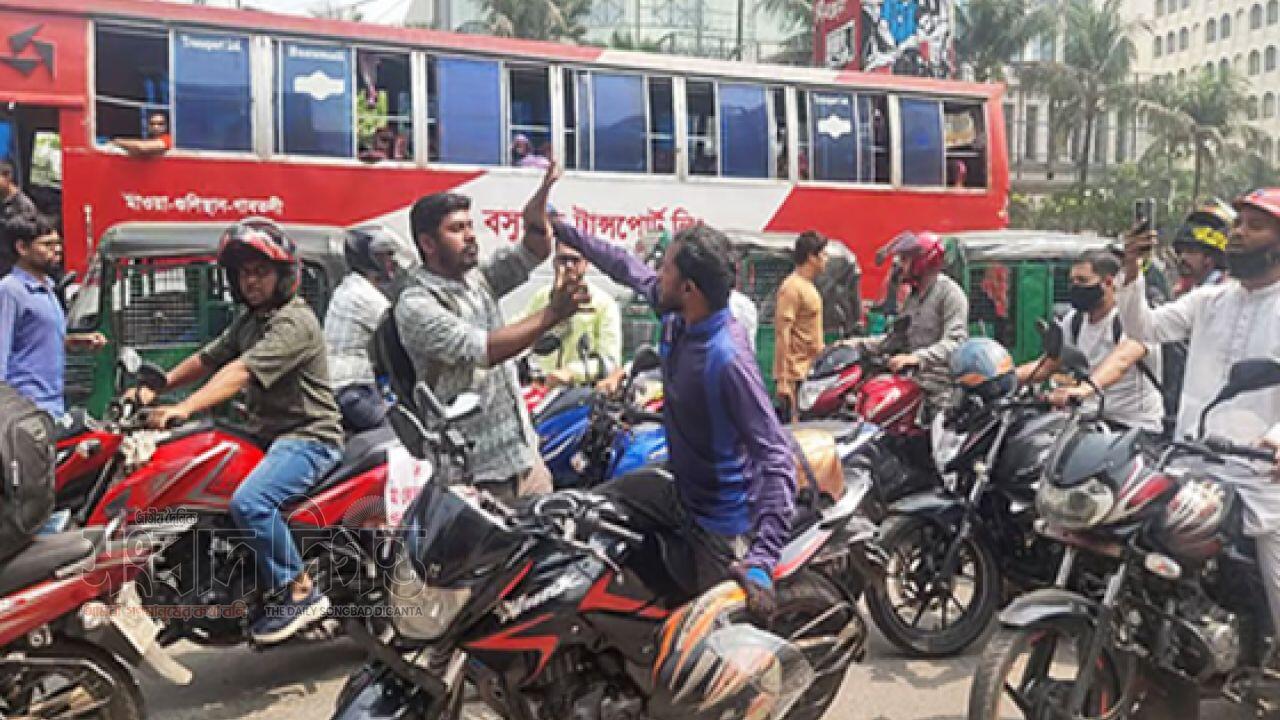 রাজধানীতে ছুটির দিনেও তেলের জন্য ভিড় ও তর্কবিতর্ক