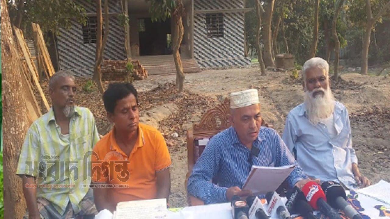 নড়িয়ায় মানাখান কোর্টের নির্দেশ অমান্য করে ঘর ভেঙে জমি দখল