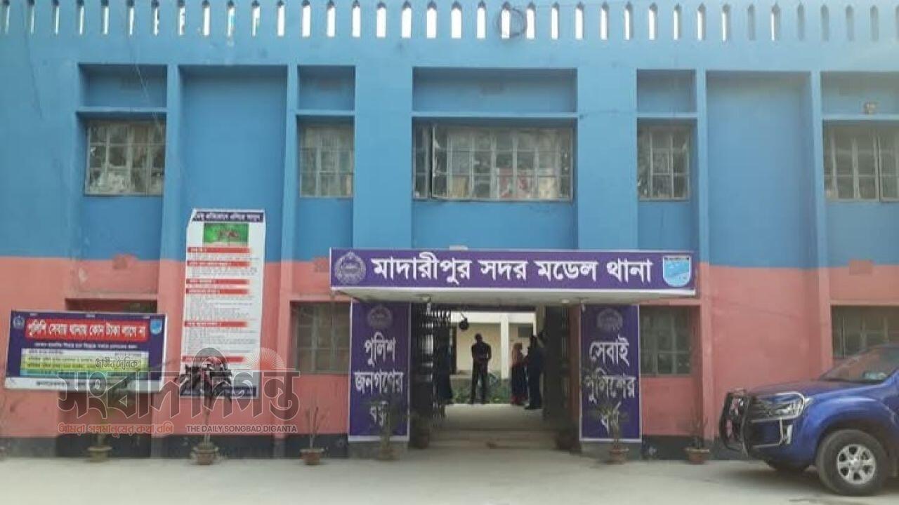 মাদারীপুরে আলমগীর নামে একজনকে কুপিয়ে হত্যার অভিযোগ বাড়িঘর ভাঙচুর-লুটপাট 
