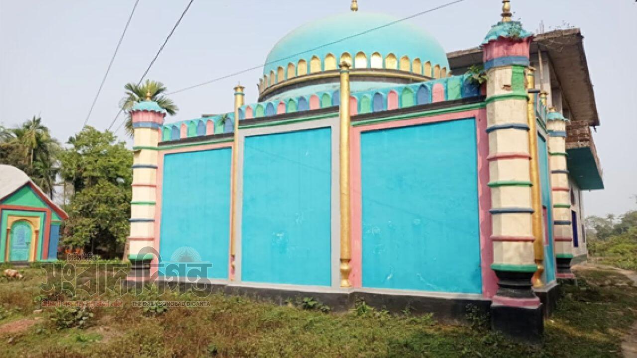 ফুলবাড়িয়ায় আড়াইশ বছর ধরে দাঁড়িয়ে আছে এক গম্বুজের জোরবাড়িয়া খানবাড়ি মসজিদ