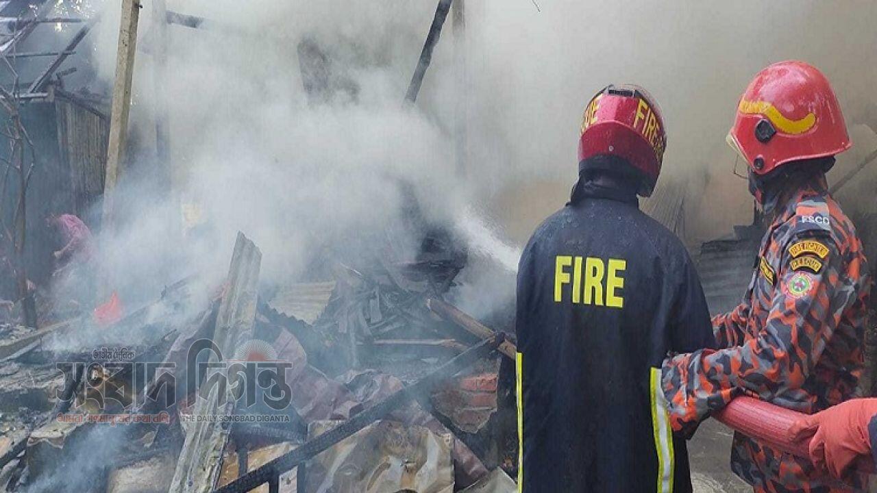 ঈদের আগে অগ্নিকাণ্ডে পুড়ল পাঁচ দোকান ক্ষতিগ্রস্ত ব্যবসায়ীরা