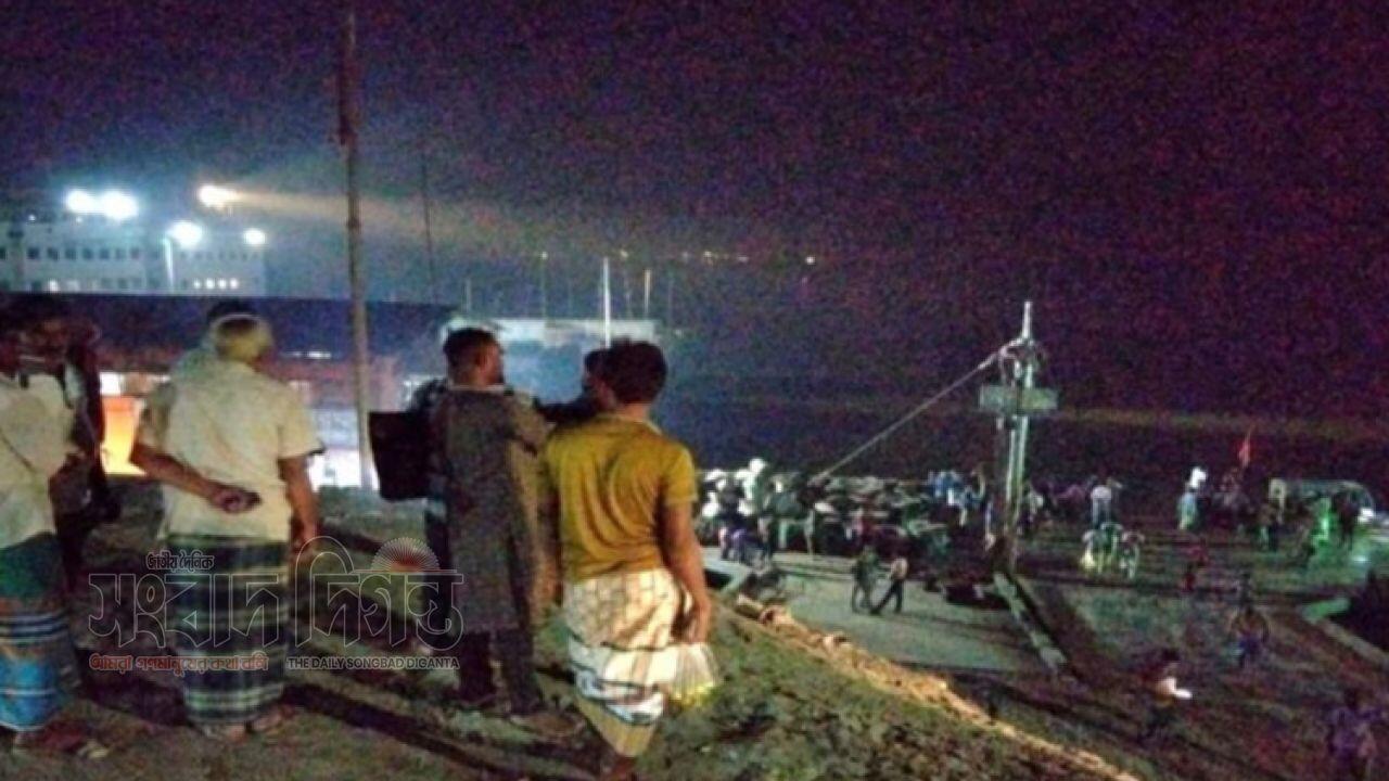 নিয়ন্ত্রণ হারিয়ে পদ্মায় তেলবাহী ট্রাক 
