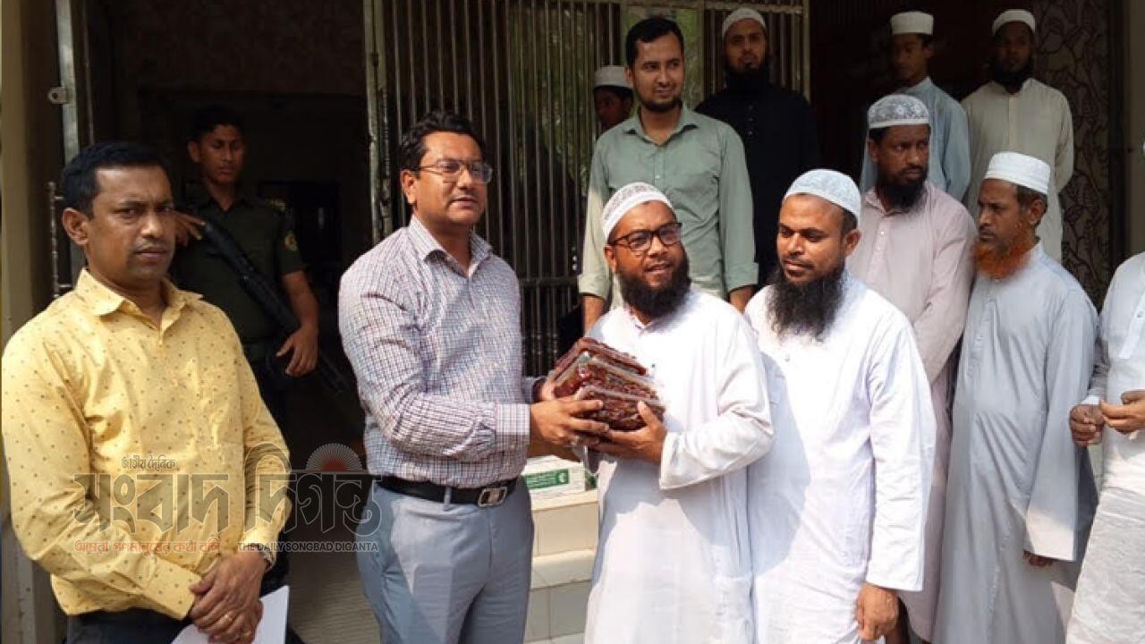 রমজানে সৌদি আরবের উপহারের খেজুর পেল সোনারগাঁয়ের এতিমখানা ও মাদ্রাসার শিক্ষার্থীরা