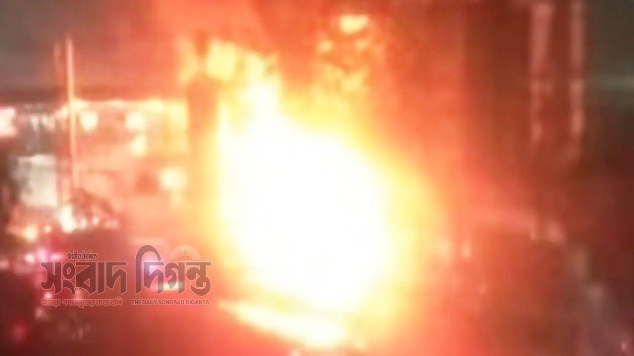 রাজধানীর নর্দ্দায় ফুটপাতের দোকানে আগুন