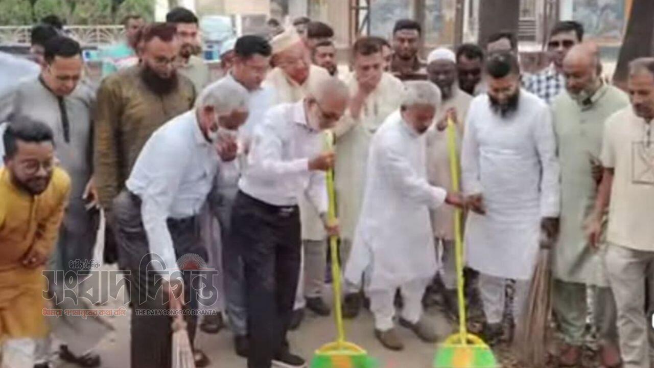 সোনারগাঁয়ে ডেঙ্গু প্রতিরোধে বিশেষ মশক নিধন ও পরিচ্ছন্নতা অভিযান উদ্বোধন 