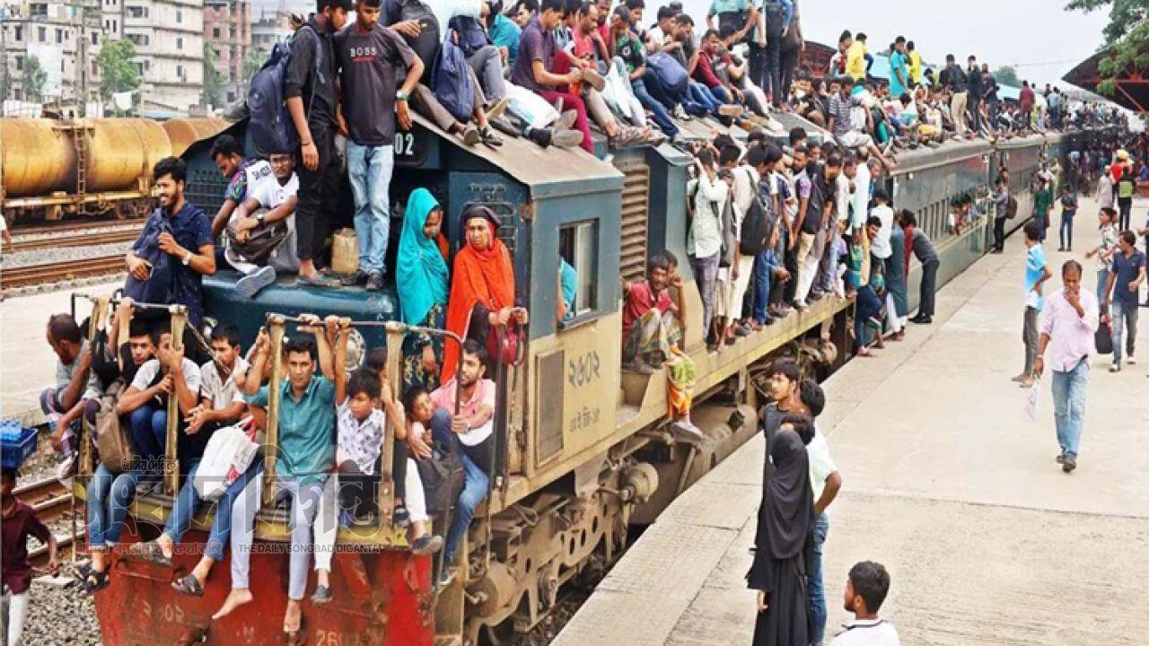 কমলাপুর স্টেশন থেকে সময় মতো ছাড়ছে ট্রেন ভিড়ে মুখর যাত্রীরা 
