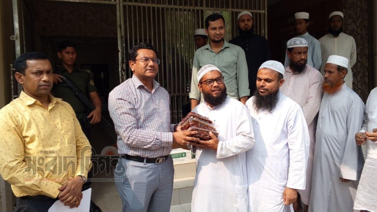 রমজানে সৌদি আরবের উপহারের খেজুর পেল সোনারগাঁয়ের এতিমখানা ও মাদ্রাসার শিক্ষার্থীরা