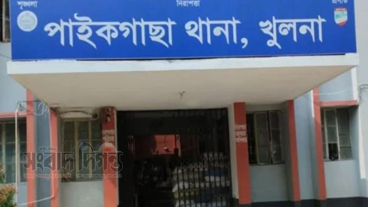 পাইকগাছায় নিজ ঘরে গলা কেটে হত্যা পুলিশ কর্মকর্তার মাকে