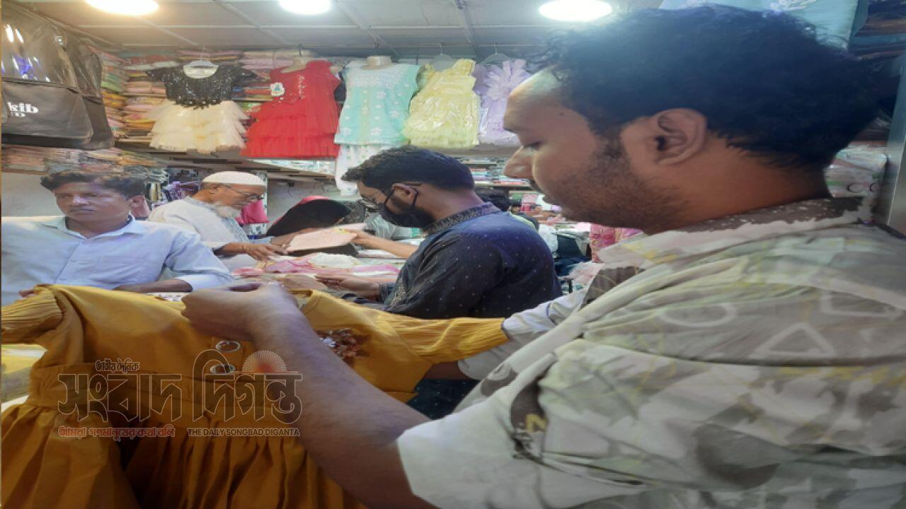 শেষ মুহূর্তে লালপুরে জমে উঠেছে ঈদের বাজার 