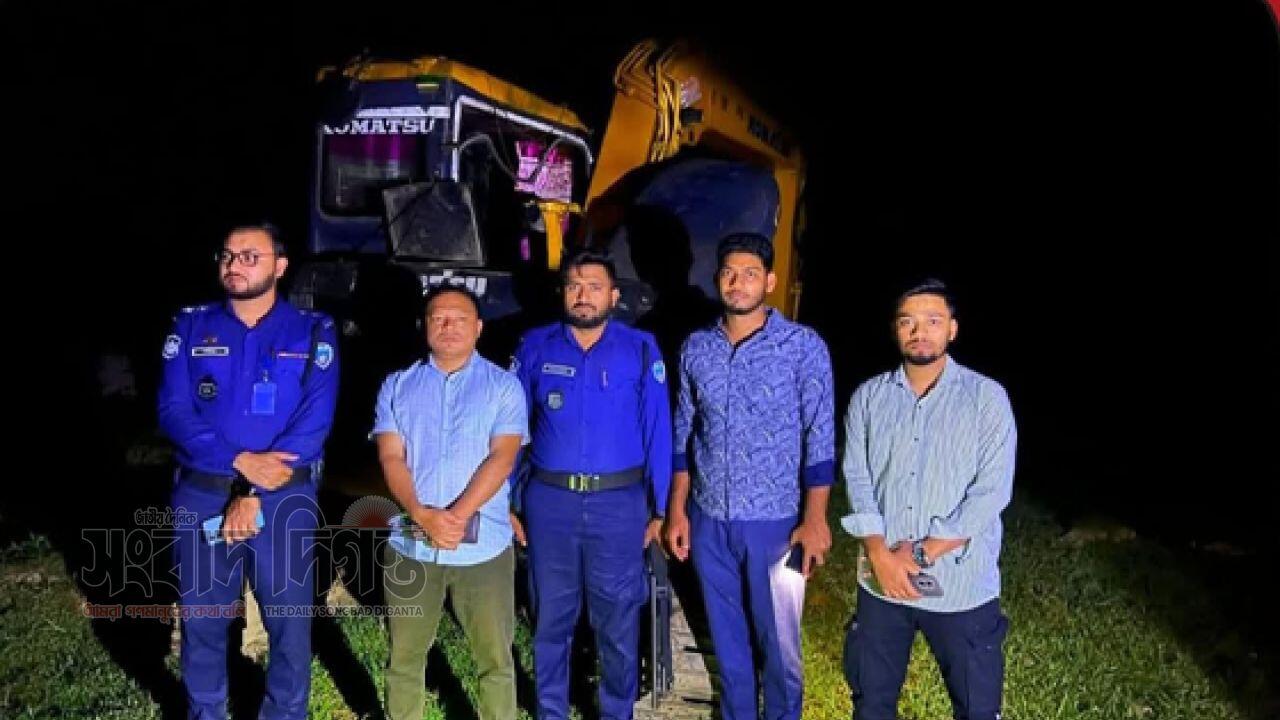 চন্দনাইশে ফসলি জমির টপসয়েল কাটায় প্রশাসনের অভিযান: এসকেভেটর জব্দ
