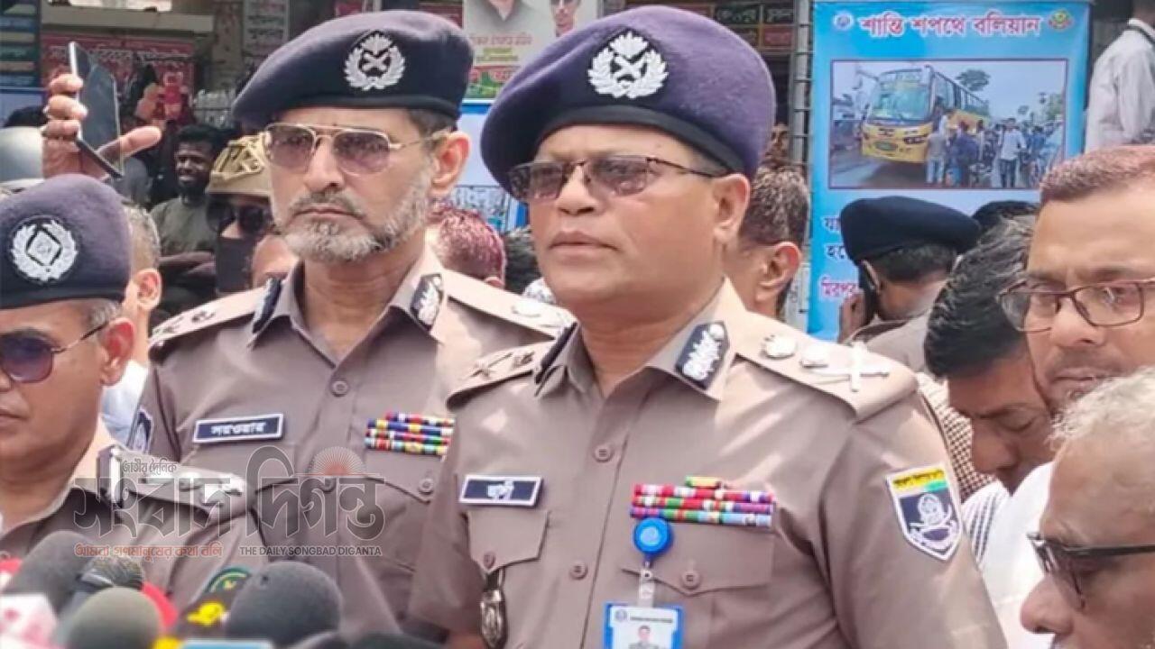 পুলিশের নজরদারিতে গাবতলী বাস টার্মিনাল পরিদর্শন
