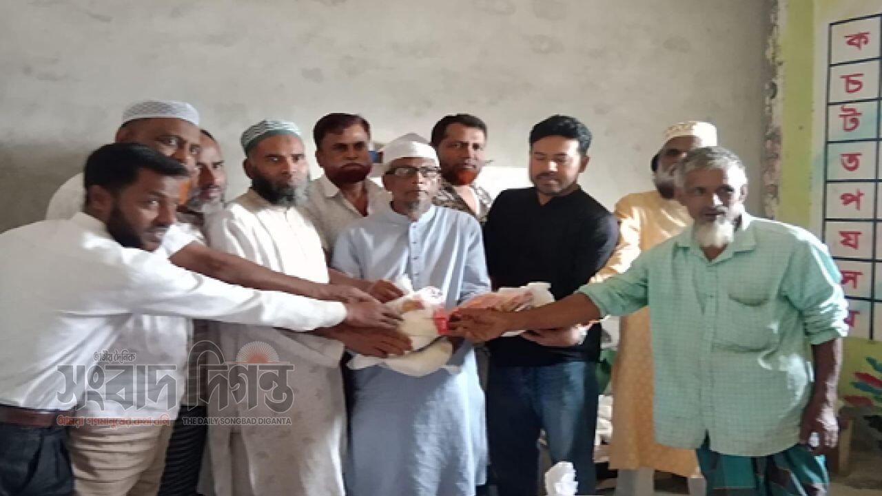 ফুলবাড়ীয়ায় ঐক্যবদ্ধ জনতার উদ্যোগে ৩ শতাধিক পরিবার পেল ঈদ সামগ্রী 
