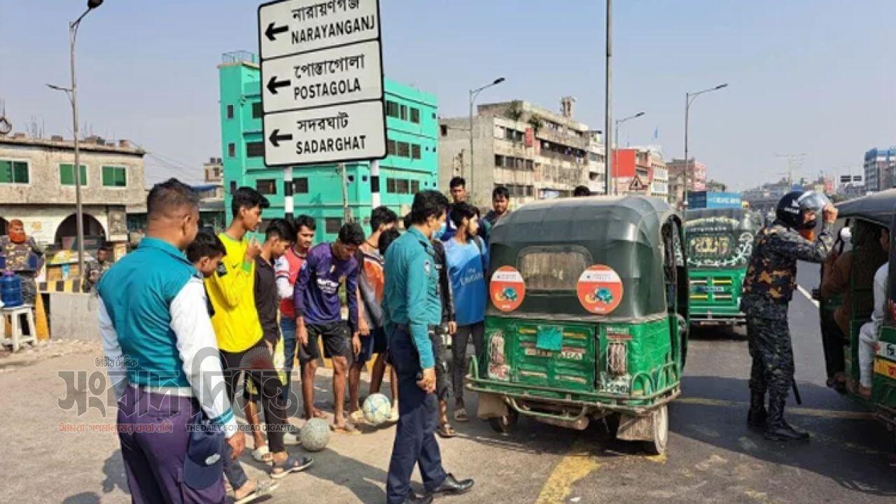 ঈদের ছুটিতে ফাঁকা ঢাকায় বাড়ি নিরাপত্তায় পুলিশের কড়াকড়ি নজরদারি