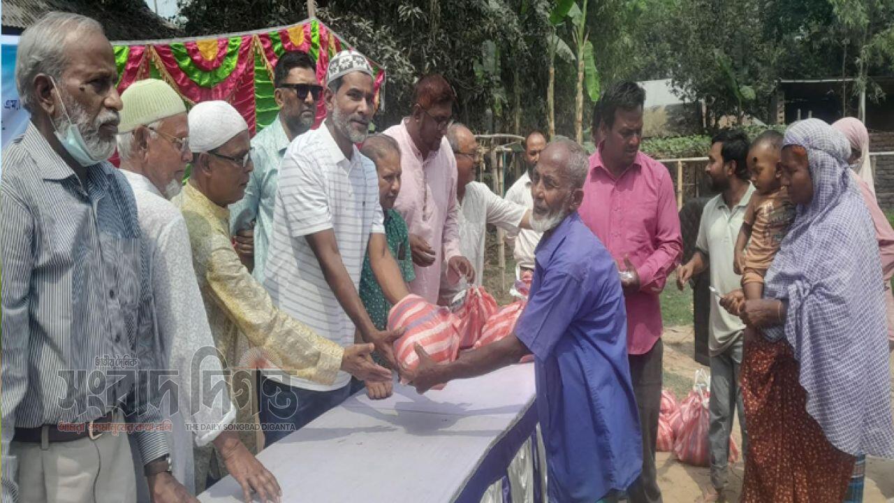 পঞ্চগড়ের বোদায় পানিসম্পদ প্রতিমন্ত্রীর ঈদ উপহার পেল ৩শত অসহায় পরিবার