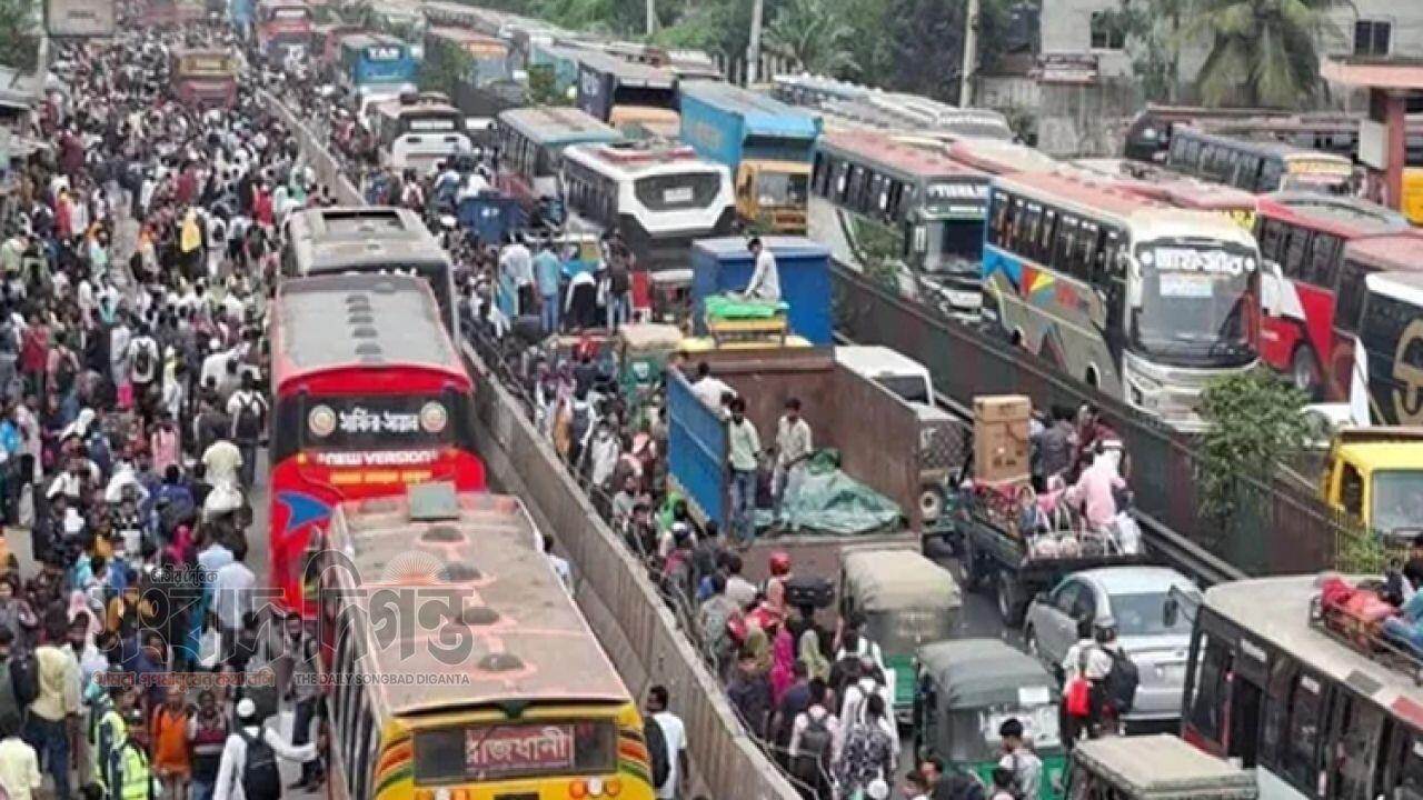 ঘরমুখো মানুষের চাপ ঢাকা-টাঙ্গাইল সড়কে দীর্ঘ যানজট