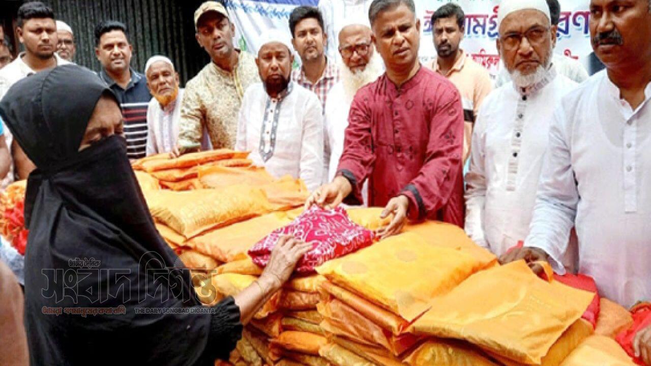 বেলকুচিতে অবহেলিত ও অসহায় ব্যক্তিদের মাঝে পৌর কাউন্সিলরের ঈদ বস্ত্র ও নগদ অর্থ বিতরণ