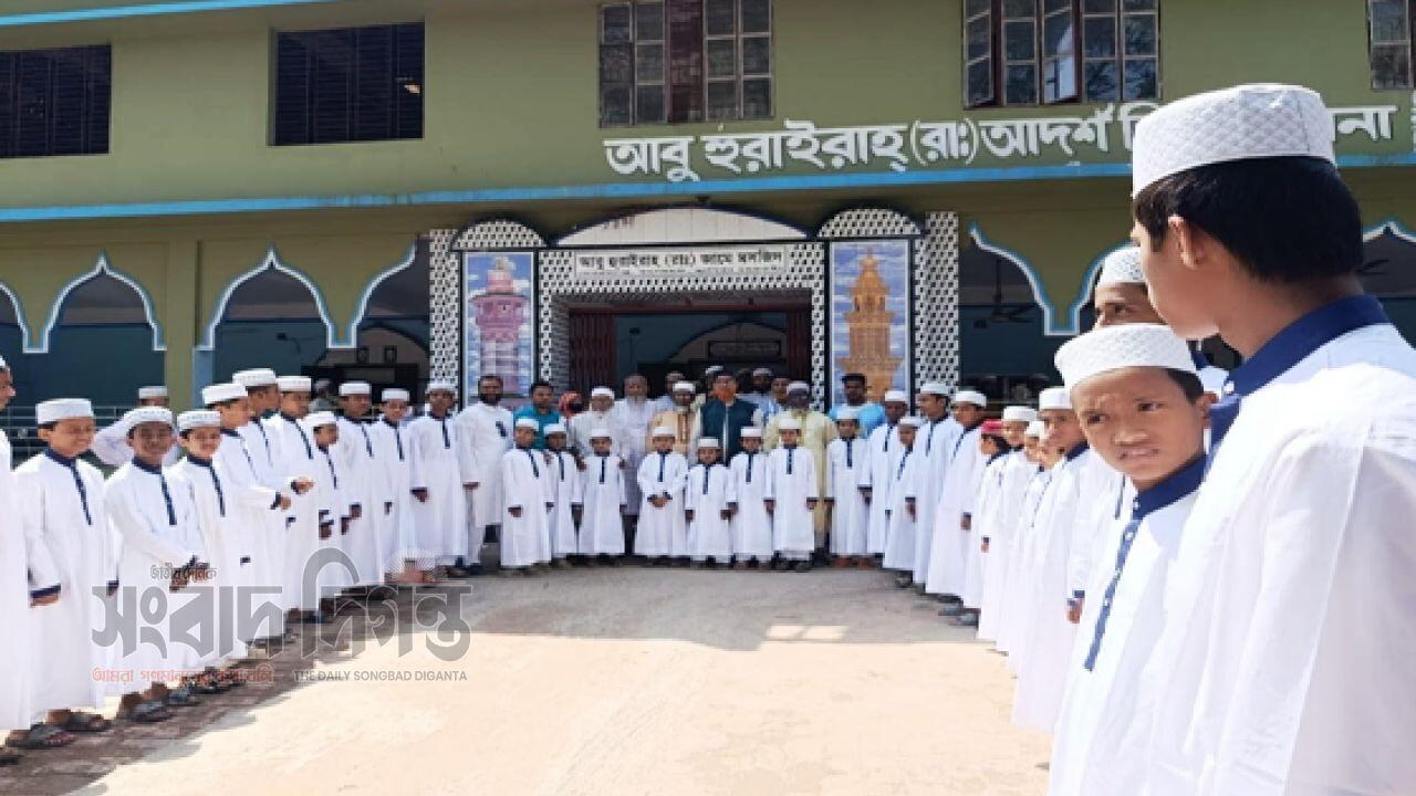 বাগেরহাটে এতিমদের হাতে ঈদের নতুন পোশাক বিতরণ
