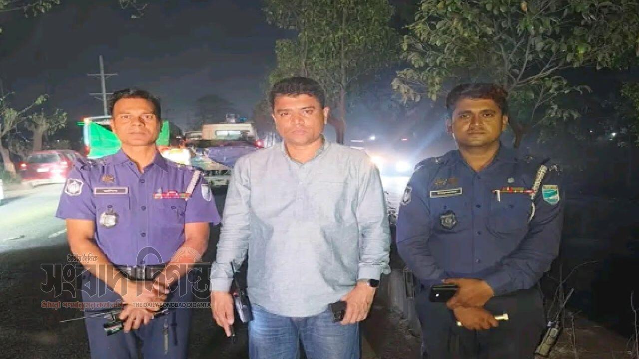 বিকল লরি সরিয়ে যানজট নিরসন, ওসি মহিবুল্লাহর তৎপরতায় স্বাভাবিক চলাচল