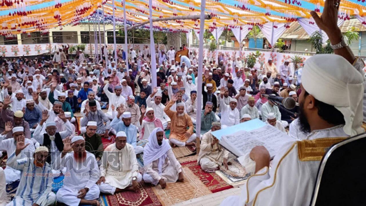 সোনারগাঁয়ের ঐতিহ্যবাহী চৌধুরীগাঁও ঈদগাহে ঈদুল ফিতরের জামাত শান্তিপূর্ণভাবে সম্পন্ন