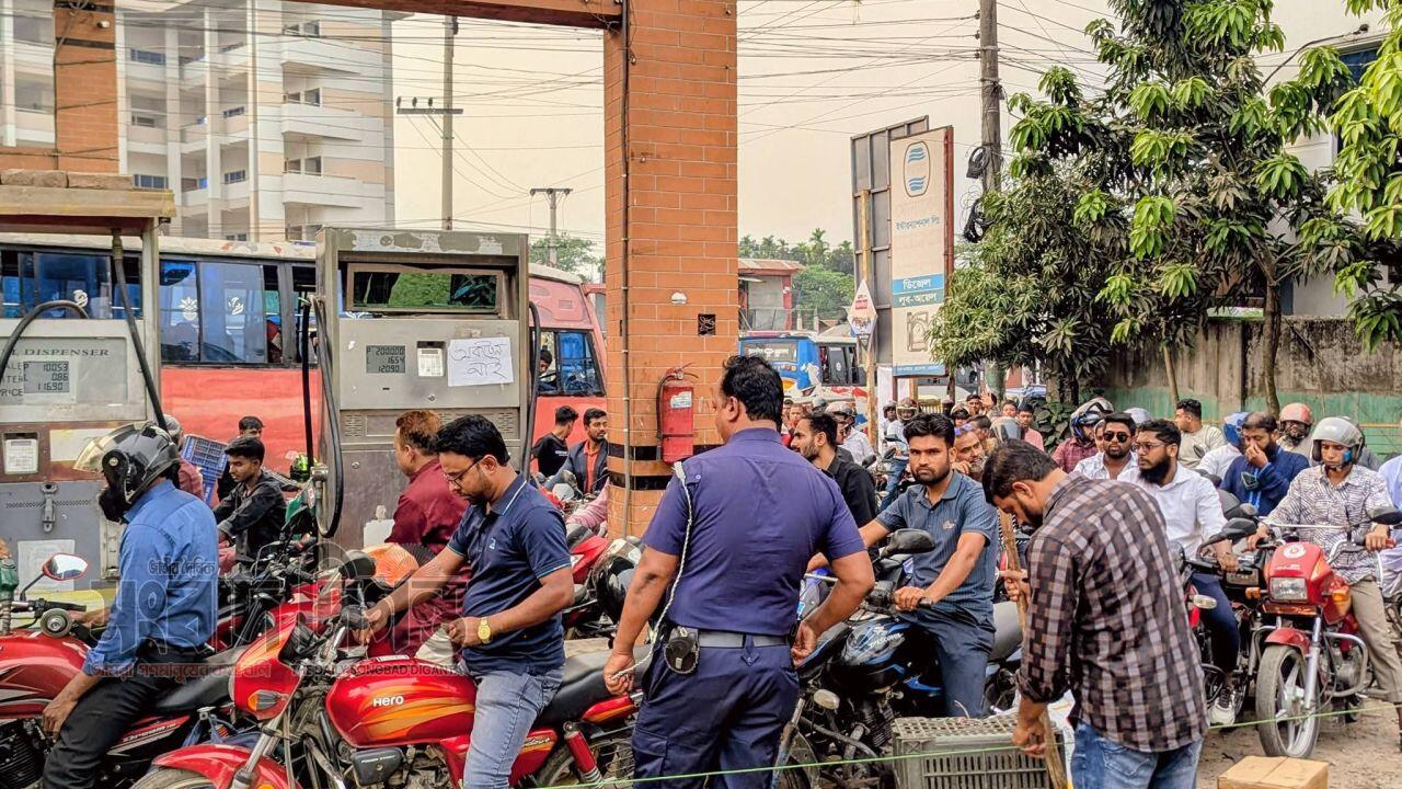 নেত্রকোনায় তেলের হাহাকার পাম্পে লম্বা লাইন খোলা বাজারে চড়া দাম